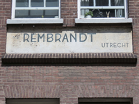 844242 Afbeelding van de geschilderde buitenreclame 'N.V. Rembrandt - Utrecht' (Kunstateliers) op de voorgevel van het ...